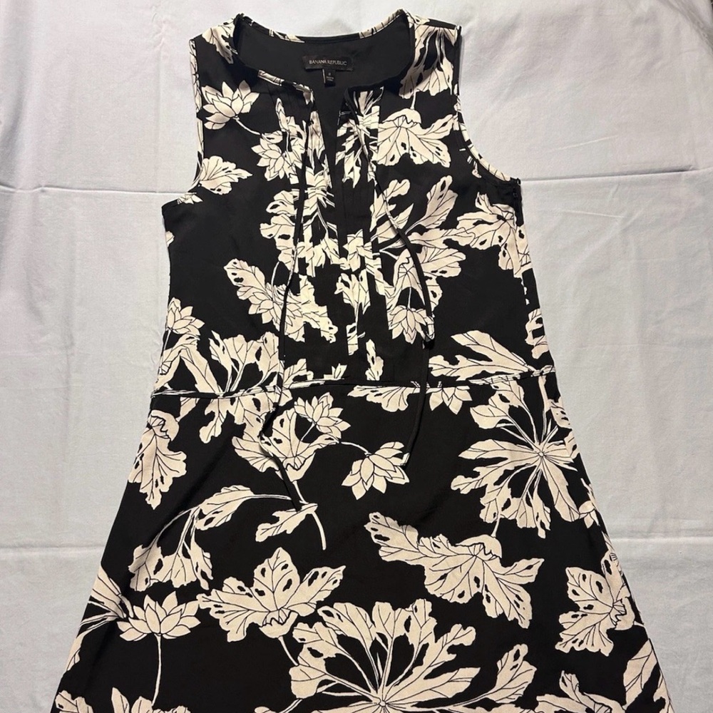Banana Republic Black White Floral A-Line Dress Sz 2 Sleeveless Tie Neck Zip